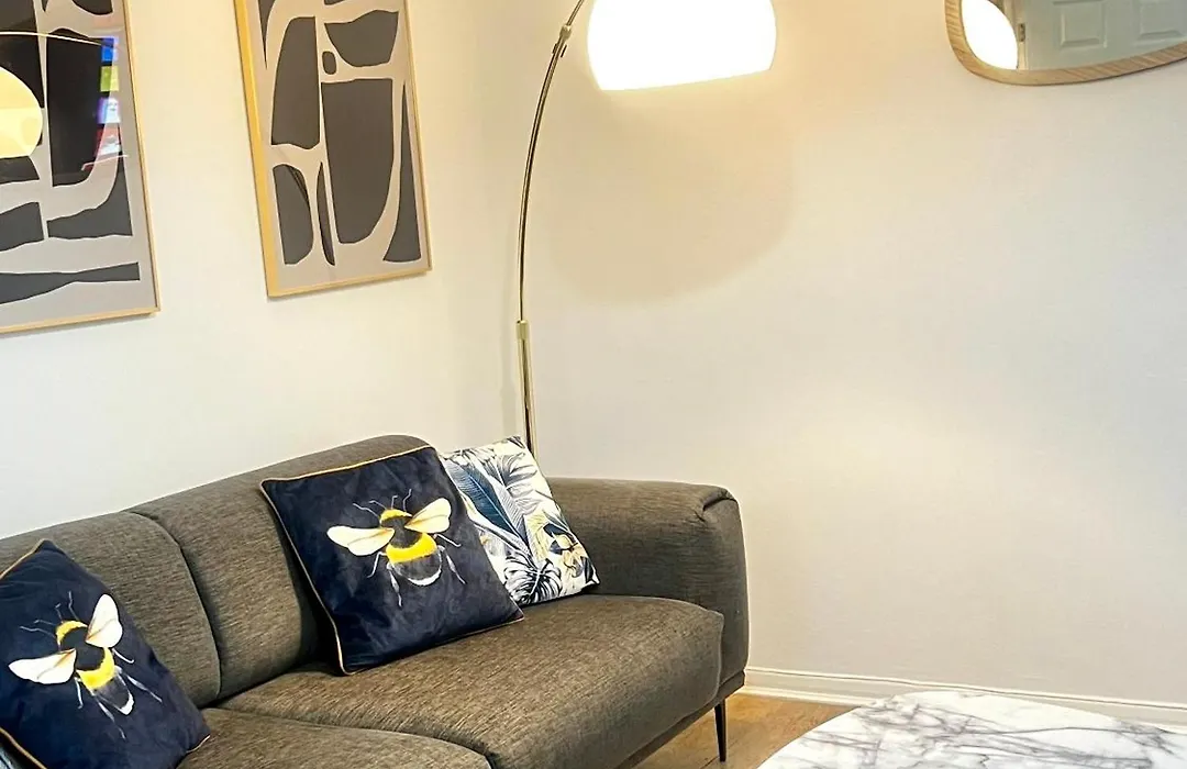 City Centre House - Pet Friendly - Free Parking - 2 Bedroom - Large Garden-1